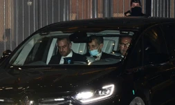 L'ancien président Nicolas Sarkozy (C) quitte le tribunal de Paris le 7 décembre 2020