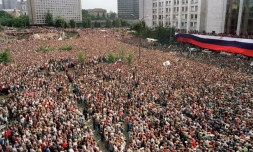 Des manifestants pro-démoctratie devant le parlement russe à Moscou pour s'opposer au putsch, le 22 août 1991