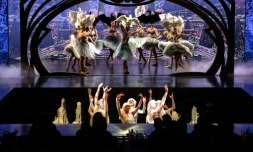 La troupe du Lido  le 10 septembre  2019 sur scène au cabaret parisien