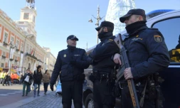 La police espagnole en faction sur la Puerta del Sol, lieu emblématique de Madrid où des milliers de personnes s'apprêtent à célébrer le Nouvel An, le 30 décembre 2016