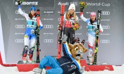 Mikaela Shiffrin, sur la plus haute marche du podium du slalom parallèle de Saint Moritz, devant Petra Vlhova (g) et Wendy Holdener, le 9 décembre 2018.