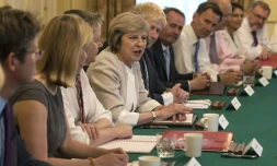 La PremiĂšre ministre britannique Theresa May lors de son premier conseil des ministres le 19 juillet 2016 Ă Londres