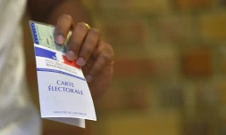 Une femme tient en main sa carte d'électeur et sa pièce d'identité lors des élections législatives à Nantes, le 18 juin 2017