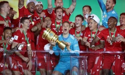 Le gardien du Bayern, Manuel Neuer (c), brandit le trophée de la Coupe d'Allemagne et célÚbre avec ses coéquipiers la victoire en finale face à Leverkusen, à Munich, le 4 juillet 2020