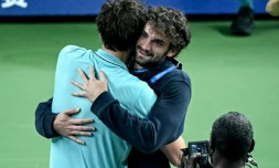 Le Français Arthur Rinderknech (G) et son cousin, le Monégasque Valentin Vacherot, s'enlacent après leur qualification respective pour la finale du Masters 1000 de Shanghai, le 11 octobre 2025