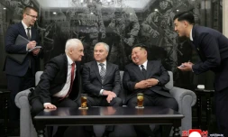 Photo prise le 26 avril 2026 et diffusée par l'agence de presse nord-coréenne KCNA montrant le dirigeant nord-coréen Kim Jong Un (2e d) en compagnie du président de la Douma russe, Viatcheslav Volodine (c), et du ministre russe de la Défense, Andreï Belooussov (2e g) à Pyongyang
