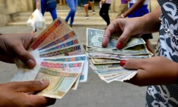 Des billets cubains (CUC) (g) et des dollars dans une rue de La Havane, le 10 décembre 2019