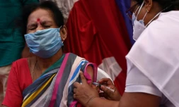 Une femme se fait vacciner contre le Covid-19 dans un centre de vaccination Ă Chennai, en Inde, le 20 mai 2021