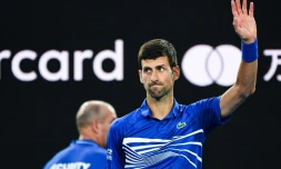 Le Serbe Novak Djokovic bras levé après sa victoire face au Japonais Kei Nishikori en quarts de finale de l'Open d'Australie, le 23 janvier 2019 à Melbourne