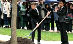 Le président Emmanuel Macron (g) ajoute de la terre à un chêne dédié à Ilan Halimi, en présence de la sœur d'Ilan, Anne-Laure Abitbol (d), lors d'une cérémonie commémorant le 20e anniversaire de son assassinat, à l'Élysée, le 13 février 2026 à Paris