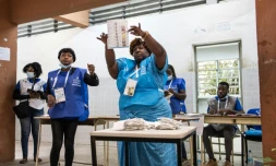 Dépouillement des bulletins de vote, le 24 août 2022 à Luanda