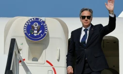 Le secrétaire d'Etat américain Antony Blinken embarque à bord d'un avion à l'aéroport Ben Gurion de Tel Aviv le 5 novembre 2023