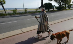 Une femme sur la Promenade des Anglais à Nice, le 8 mai 2020
