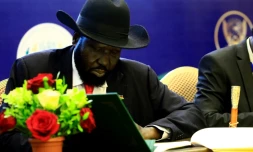 Le président du Soudan du Sud Salava Kiir signe un accord de partage du pouvoir à Khartoum le 5 août 2018