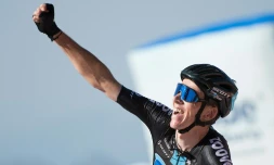 Le Français Romain Bardet (DSM) remporte la 14e étape du Tour d'Espagne, le 28 août 2021 au sommet du Pico Villuercas