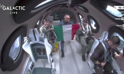 Les passagers du premier vol spatial commercial de Virgin Galactic déploient un drapeau italien, le 29 juin 2023