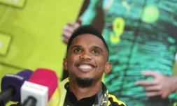 L'attaquant camerounais Samuel Eto'o aprÚs la signature de son contrat avec le club du Qatar SC, le 14 août 2018 à Doha