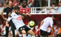 Angers et Jimmy Cabot, marqué par Jean-Kévin Duverne, ont été freinés par le Stade Brestois en Bretagne, le 12 septembre 2021  