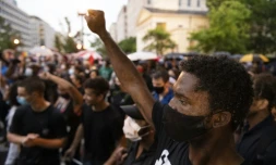 Une manifestation contre la mort de George Floyd et les violences policiĂšres prĂšs de la Maison Blanche le 5 juin 2020 Ă Washington