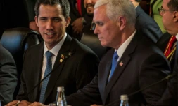 L'opposant vénézuélien Juan Guaido (G) avec le vice-président américain Mike Pence (D) à Bogota le 25 février 2019