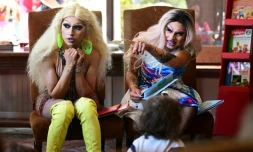 Scalene Onixxx et Athena Kills lisent une histoire Ă des enfants dans une librairie de Riverside (Californie) le 22 juin 2019