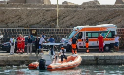 Un bateau des garde-côtes se prépare à rechercher six personnes disparues après avoir récupéré le corps d'une victime du naufrage d'un voilier de luxe au large de Porticello, le 19 août 2024 en Sicile
