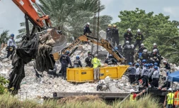 Des secouristes venus de tous les Etats-Unis, du Mexique et d'Israël s'affairent sur les décombres d'un immeuble effondré en Floride onze jours plus tôt, le 6 juillet 2021 