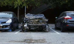 Photo prise le 7 octobre 2015 montrant des voitures endommagées par les intempéries du week-end précédent à Cannes 