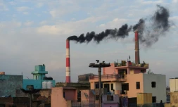 De la fumée s'échappe des cheminées d'une centrale thermique à New Delhi, le 20 mars 2015 en Inde