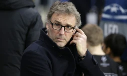 L'entraßneur du PSG Laurent Blanc suit le match contre Chelsea en Ligue des champions au Parc des Princes, le 16 février 2016