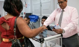 Dans un bureau de vote de Cayenne en Guyane, le 17 juin 2017