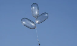 Des ballons incendiaires sont lâchés depuis Gaza par le Hamas vers Israël, le 21 août 2020