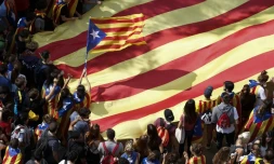 Des étudiants brandissent le drapeau catalan lors d'une manifestation pour défendre le référendum d'autodétermination, le 28 septembre 2017 à Barcelone