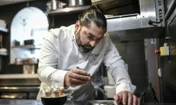 Le chef libanais Alan Geaam dans son restaurant étoilé éponyme à Paris, le 22 décembre 2022