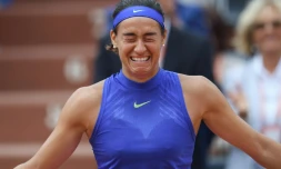 L'émotion de Caroline Garcia après sa victoire face à la Taïwanaise Su-Wei Hsieh, le 3 juin 2017 à Roland-Garros
