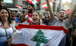 Les manifestants libanais célÚbrent l'annonce de la démission du Premier ministre Saad Hariri, le 29 octobre 2019 à Beyrouth