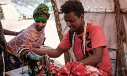 Le tailleur éthiopien Omar Ibrahim aide les réfugiés du camp d'Oum Raquba (Soudan), le 9 décembre 2020