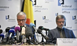Le porte-parole du parquet fédéral belge Thierry Werts (g) lors d'une conférence de presse à Bruxelles, le 7 avril 2016