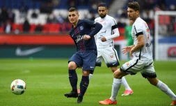 Le milieu de terrain du PSG Marco Verratti (g) face à Montpellier, le 22 avril 2017 au Parc des Princes