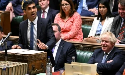 L'ex-ministre britannique des Finances Rishi Sunak s'exprime à la Chambre des communes le 26 mai 2022 à Londres au côté du Premier ministre Boris Johnson