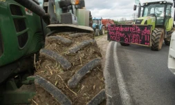Des agriculteurs bloquent une route nationale Ă Vesoul pour protester contre la baisse des prix de vente de leurs produits, le 29 janvier 2016