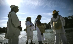 Des membres du peuple autochtone Kogis de Colombie devant le RhĂŽne, le 3 octobre 2023 Ă Saint-Maurice-de-Gourdans, dans l'Ain