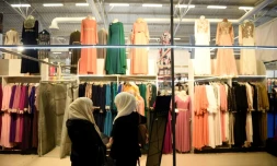 Deux femmes regardent les robes exposées au Salon de la foire musulmane du Bourget (Seine-Saint-Denis) le 13 mai 2016