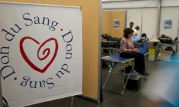 Des volontaires donnent leur sang le 14 juin 2011 Ă Paris