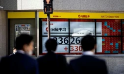 Un tableau électronique représentant l'évolution des cours boursiers dans une rue de Tokyo, le 4 novembre 2020