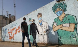Des soignants masqués sur une fresque murale à Khan Younes dans la bande de Gaza le 12 novembre 2020 