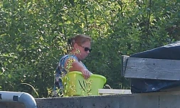 Photo de Murielle Bolle dans son jardin Ă Granges-sur-Vologne (est) le 21 juin 2017