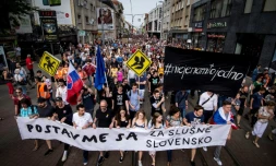Des milliers de Slovaques manifestent le 4 mai 2018 à Bratislava pour réclamer des élections anticipées et pour la liberté des médias