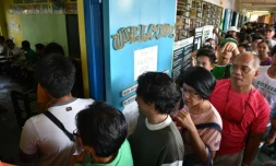 Des électeurs font la queue pour voter dans le quartier de Quezon City dans la banlieue de Manille le 9 mai 2016