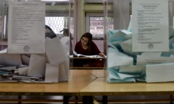 Des membres de la commission électorale serbe dans un bureau de vote de Belgrade, le 24 avril 2016